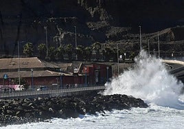 La situación de prealerta por fenómenos costeros en todo el archipiélago, a partir de las 16:00 horas de este sábado.