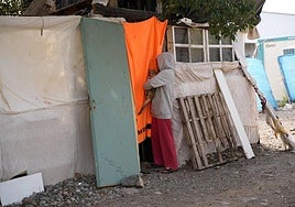 Aisha lleva unos meses conviviendo con José en el chamizo que se levantó junto al mercado, en obras.