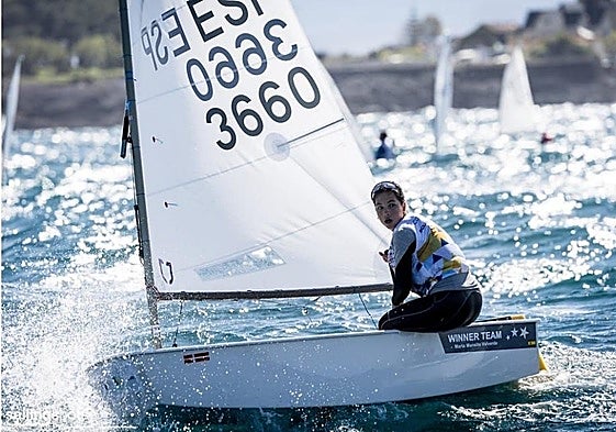 Marta Mansito, sobre el mar.