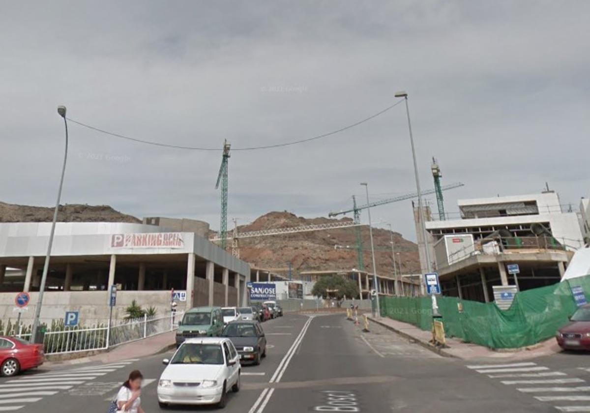 Conduce drogado, sin carnet y con un cuchillo de 40 centímetros en Mogán