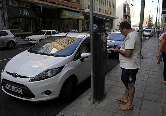 Un vecino paga la zona azul, en una imagen de archivo.