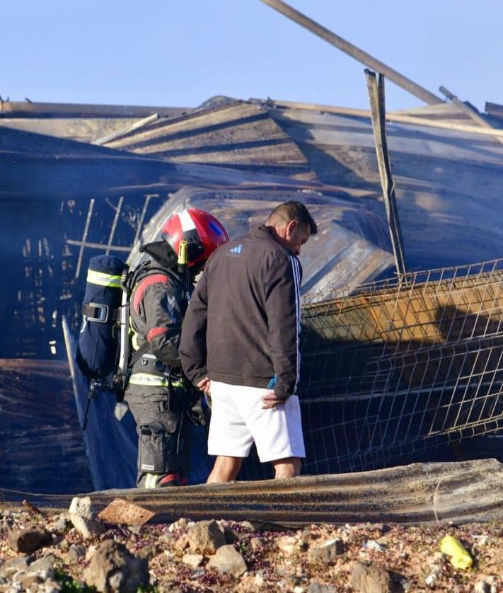Imagen secundaria 2 - Incendio en Telde: el fuego en una finca en Ojos de Garza alarma a los vecinos