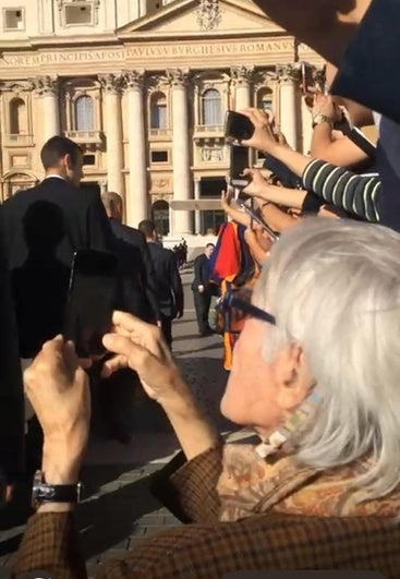 El artista grancanario Pepe Dámaso en el momento de su encuentro con el Papa.