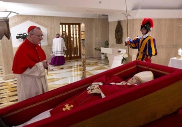Entre el Papa que ancló la iglesia al evangelio y el que la llevó al siglo XXI