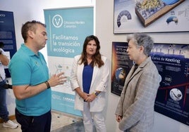 De izquierdas a derecha, el técnico de Oficinas Verdes de Canarias Rubén García, la viceconsejera Julieta Schallenberg y Marian Caubín, de Mapfre Canarias.