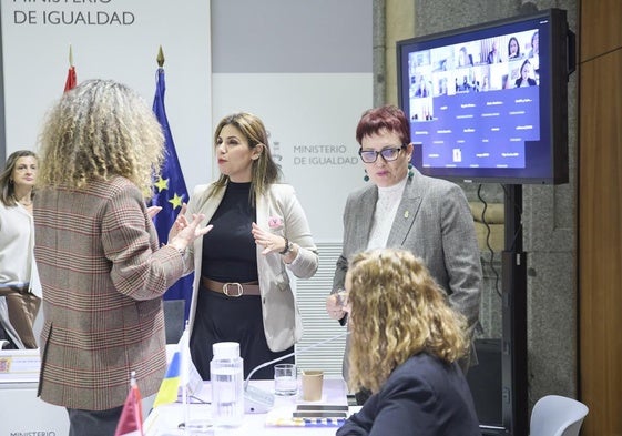 La consejera canaria Candelaria Delgado (derecha) en la Conferencia Sectorial de Igualdad.