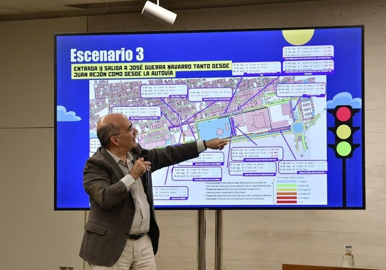 Roberto Moreno durante la explicación de los datos este martes en el Castillo de La Luz.