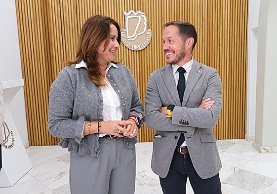 La presidenta majorera Lola García y el consejero regional de Transición Ecológica y Energía, Mariano Hernández Zapata.