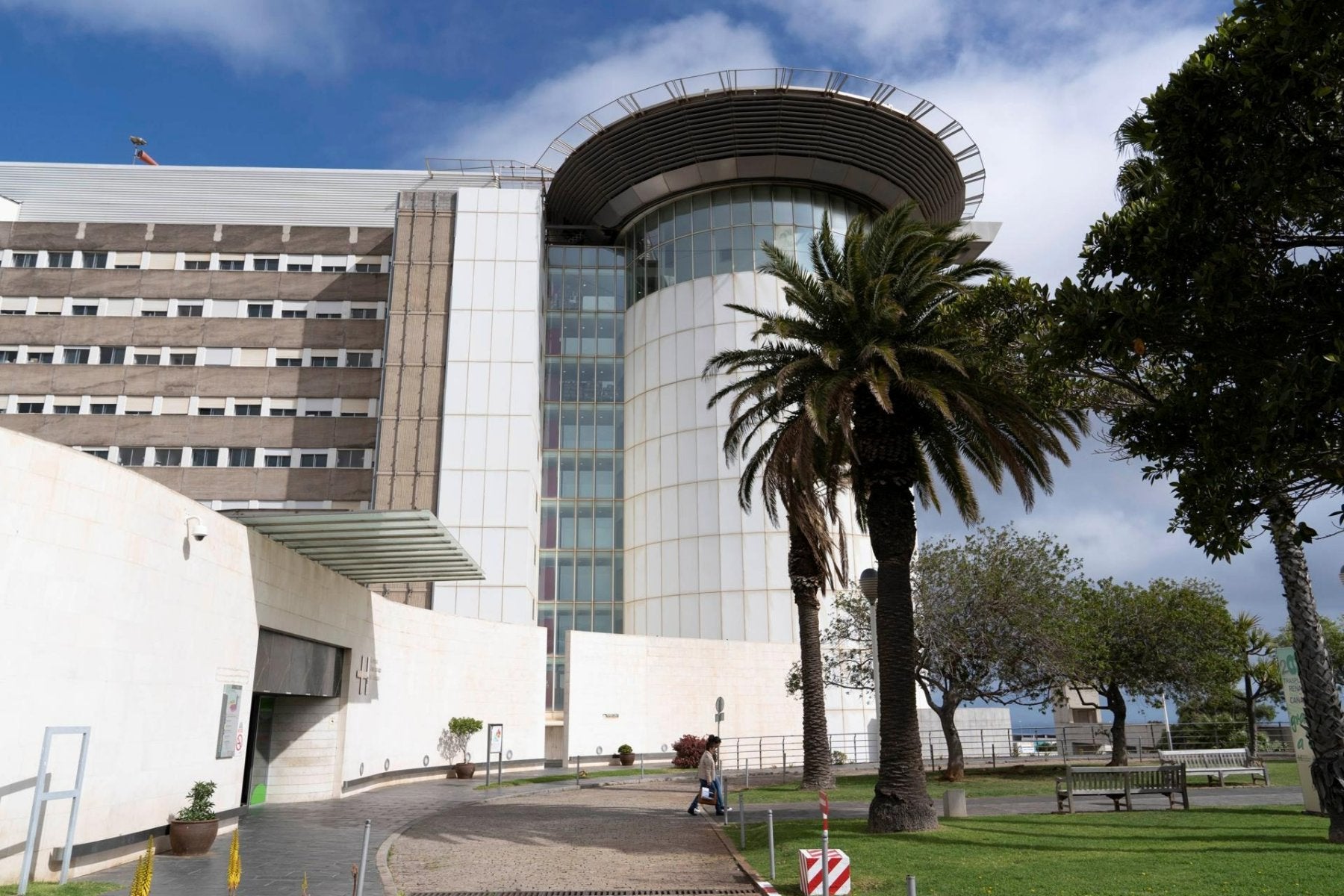 Investigan a un cirujano jefe del HUC de Tenerife por acosar sexualmente a una doctora