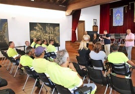 Gobernantes de Yaiza informando del acuerdo al personal aún de Urbaser.