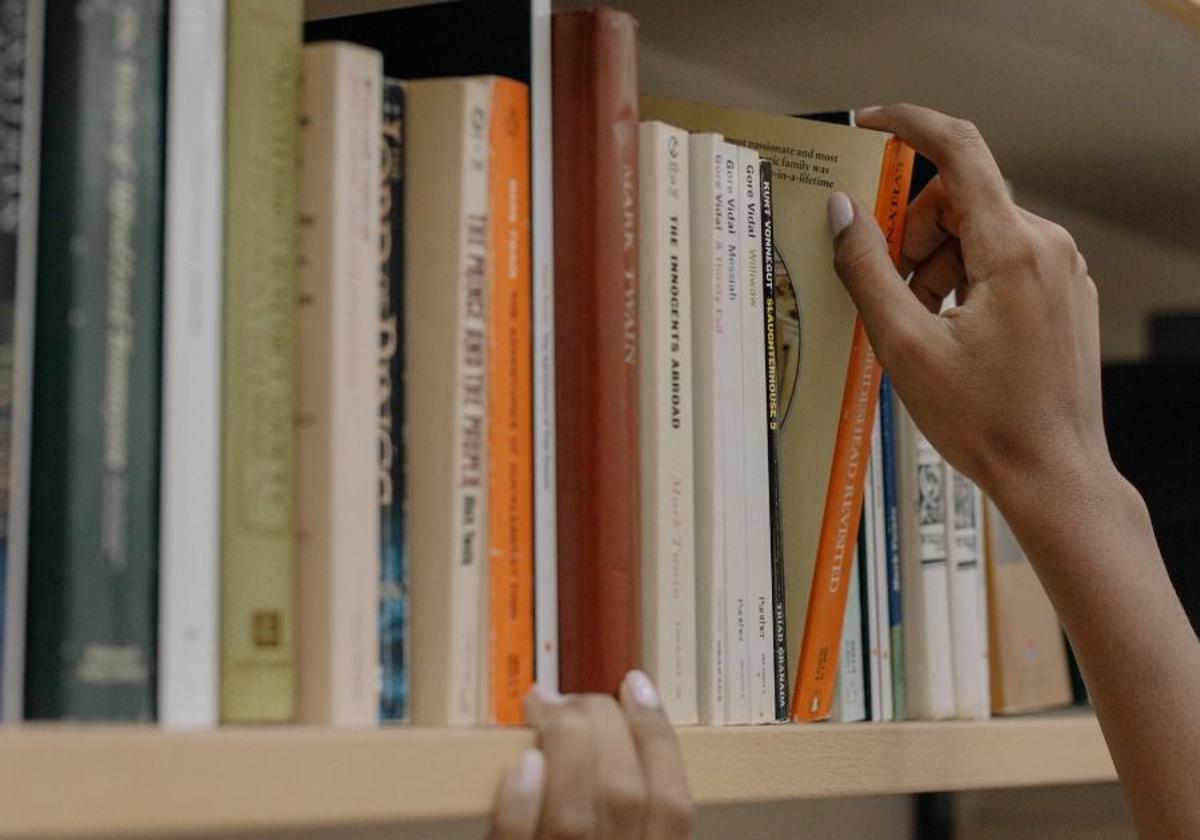Día del Libro 2025: solo un tercio de los canarios lee con regularidad