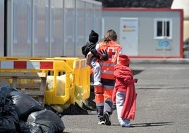 Imagen de menores migrantes tras llegar a Canarias.