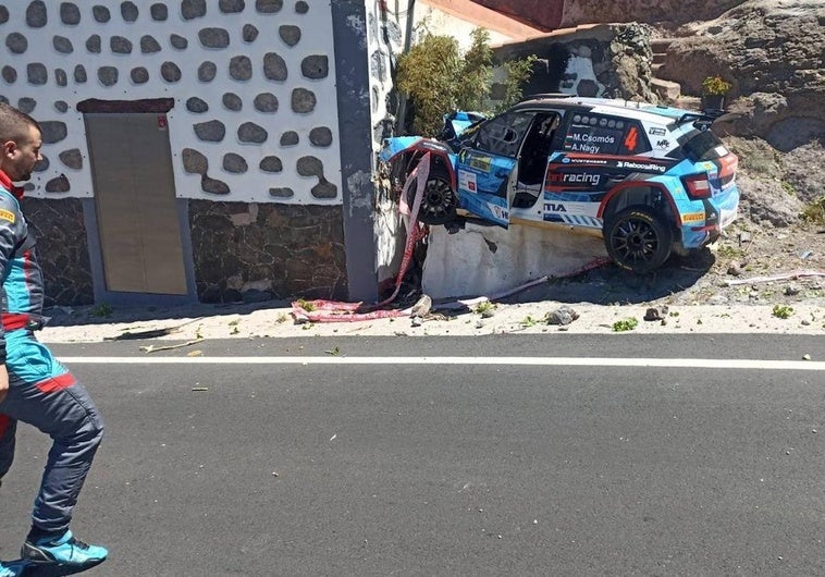 Espectacular imagen del accidente del vehículo de Csomós Miklós y Nagy Attila tras chocar con una vivienda del municipio de Tejeda, en la pasada edición del Rally Islas Canarias.