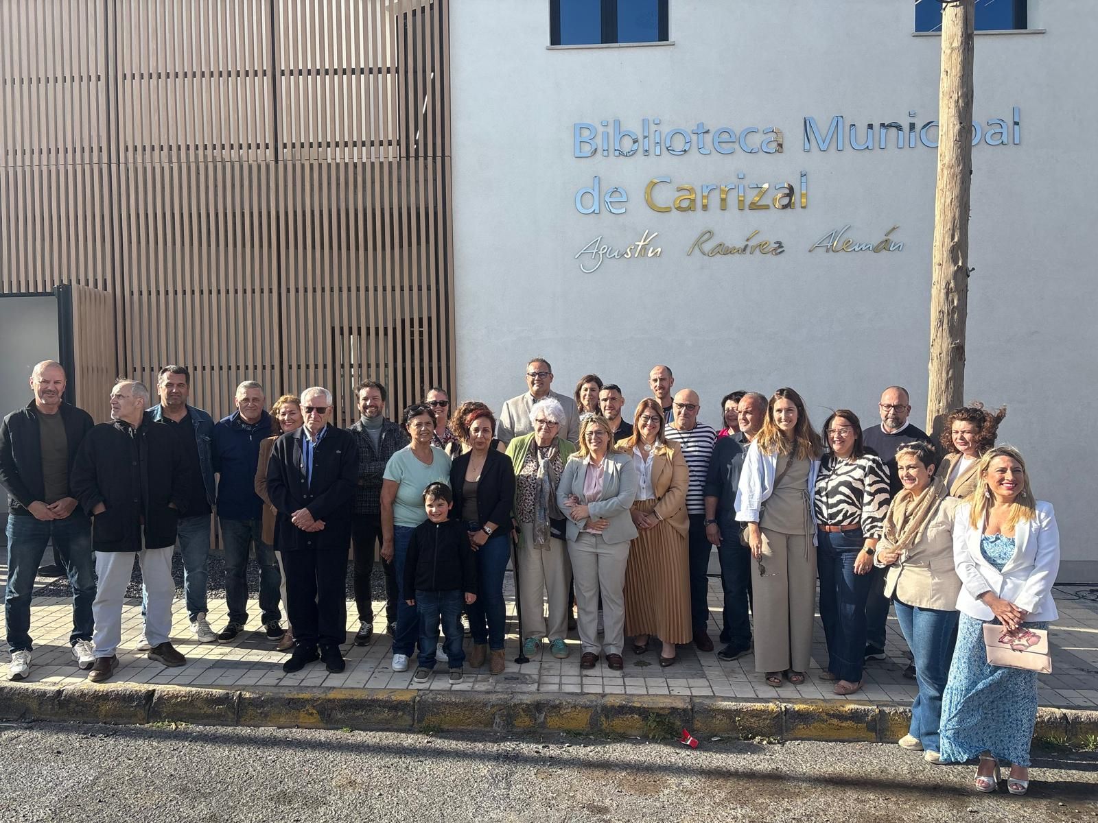 Foto de familia de la inauguración de la nueva biblioteca en Carrizal.