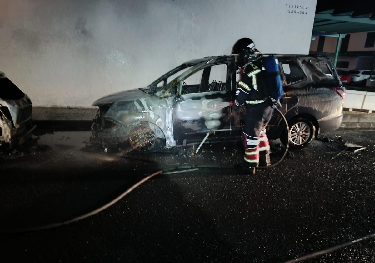 Un incendio devora dos vehículos en Playa Blanca