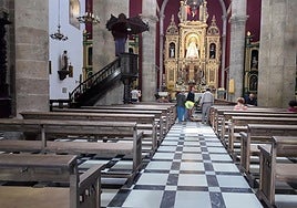 Nuevos bancos en la iglesia de San Sebastián.