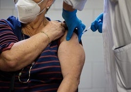 Foto de archivo de una persona mayor vacunándose.