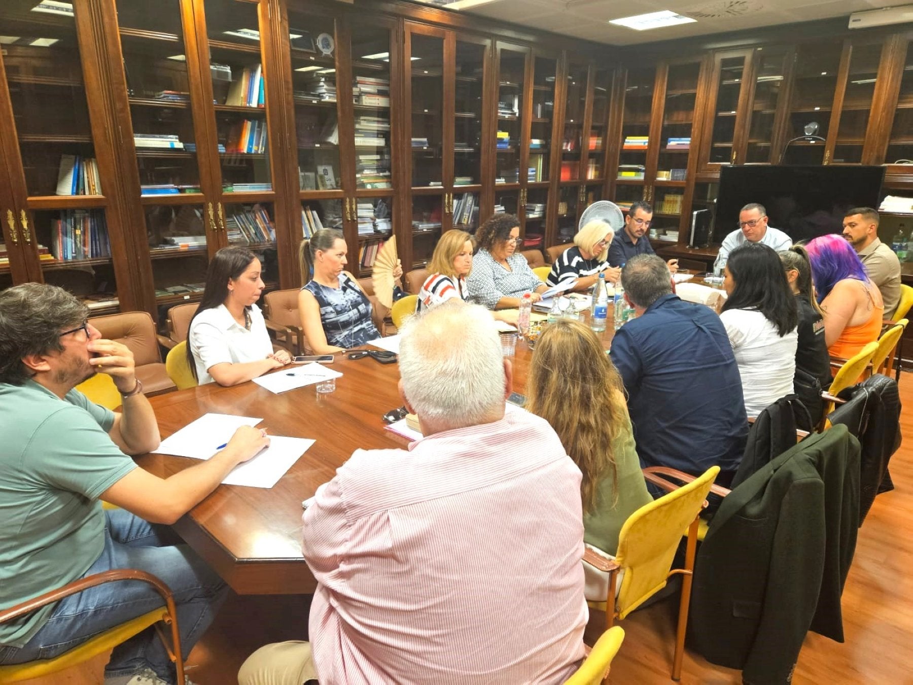 Foto de archivo de una reunión del consejero Poli Suárez con familias de alumnado con alguna discapacidad.