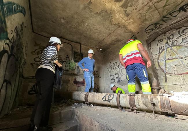 El edil Juan Manuel Verdugo y la arquitecta Nuria Vallespín, en una de las tuberías del interior del depósito.