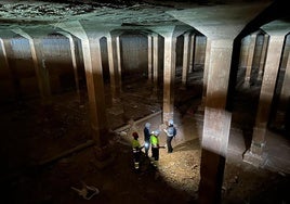 El interior del antiguo depósito de La Charca se divide en dos vasos independientes sostenidos por 56 pilares.