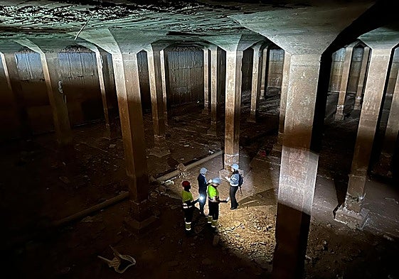 El interior del antiguo depósito de La Charca se divide en dos vasos independientes sostenidos por 56 pilares.