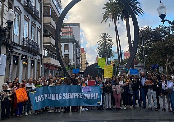 Imagen de la protesta que se celebró este jueves en Triana.