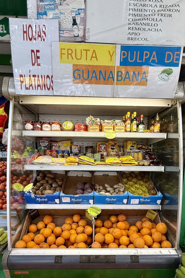 Rincón de productos latinoamericanos en Frutería Antonio Armas en el Mercado Central
