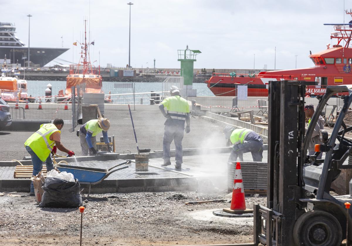 Trabajadores prestando su actividad laboral en una zona abierta de Arrecife.
