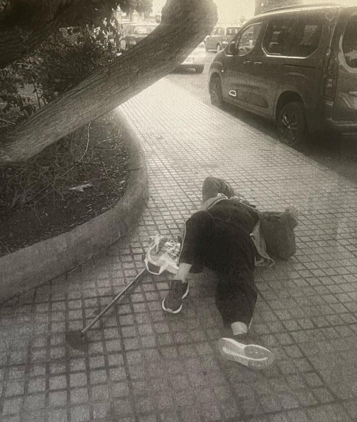 Imagen secundaria 2 - Valla junto al árbol, punto contra el que se golpeó la vecina y una imagen tras su caída.