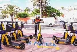 Varias patinetas del servicio público municipal.