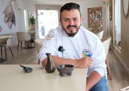 Rigoberto Almeida, con su ensalada líquida, en el restaurante El Pellizco, en Costa Calma, en el municipio de Pájara.