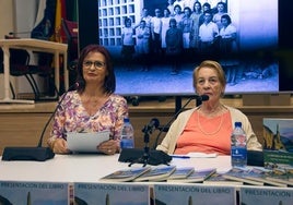 La maestra María Jesús Sosa Saavedra y su exalumna Nicolasa Méndez, en la presentación de sus memorias en Pájara.