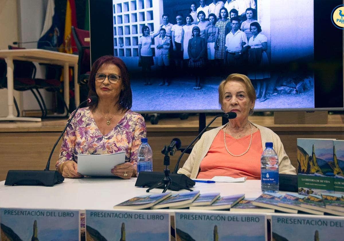 La maestra María Jesús Sosa Saavedra y su exalumna Nicolasa Méndez, en la presentación de sus memorias en Pájara.