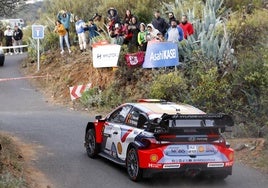 Los pilotos Therry neuville y Martijn Wydaeghe, durante el primer tramo Valsequillo-Telde.
