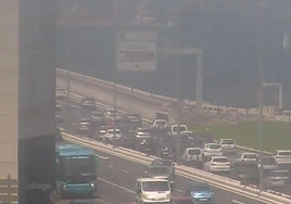 Retenciones en ambos sentidos de la avenida marítima por un accidente y una avería