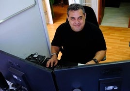 Alberto Santana, en su oficina en Sonimac, enLas Huesas (Telde).