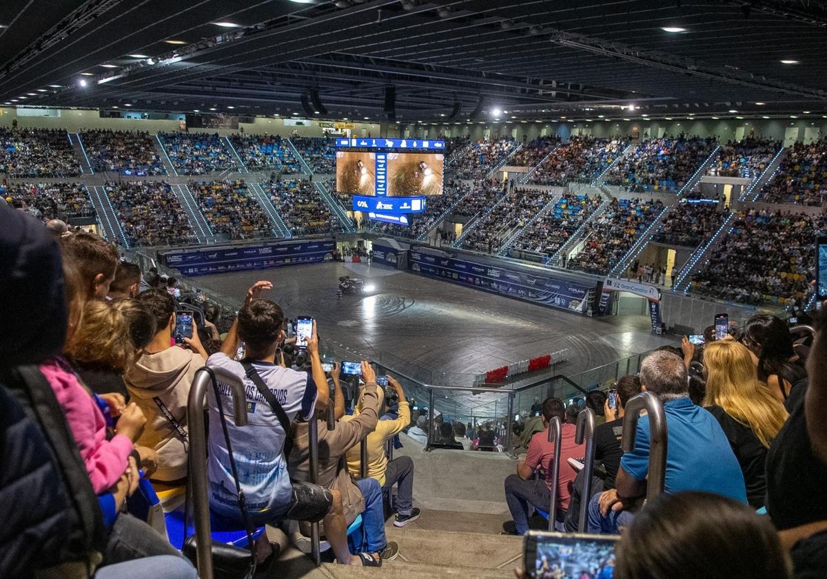 Imagen principal - Rovanpera es inalcanzable y vuela en el Rally Islas Canarias
