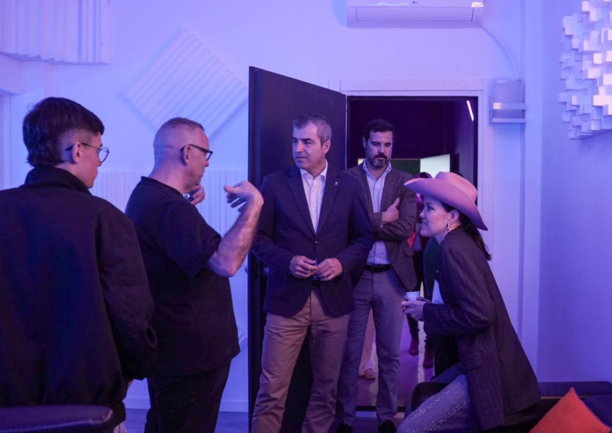 Imagen secundaria 1 - Domínguez visita los estudios de DN7: «Canarias puede diversificar su economía a través de la música»