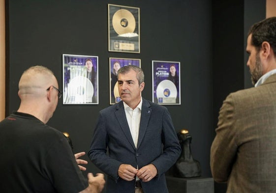 Manuel Domínguez visita los estudios musicales de David Navarro DN7.