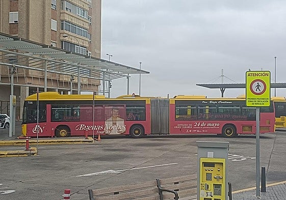 Imagen de una guagua con publicidad del concierto de Quevedo.