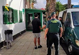 Imagen de la Guardia Civil con uno de los detenidos.