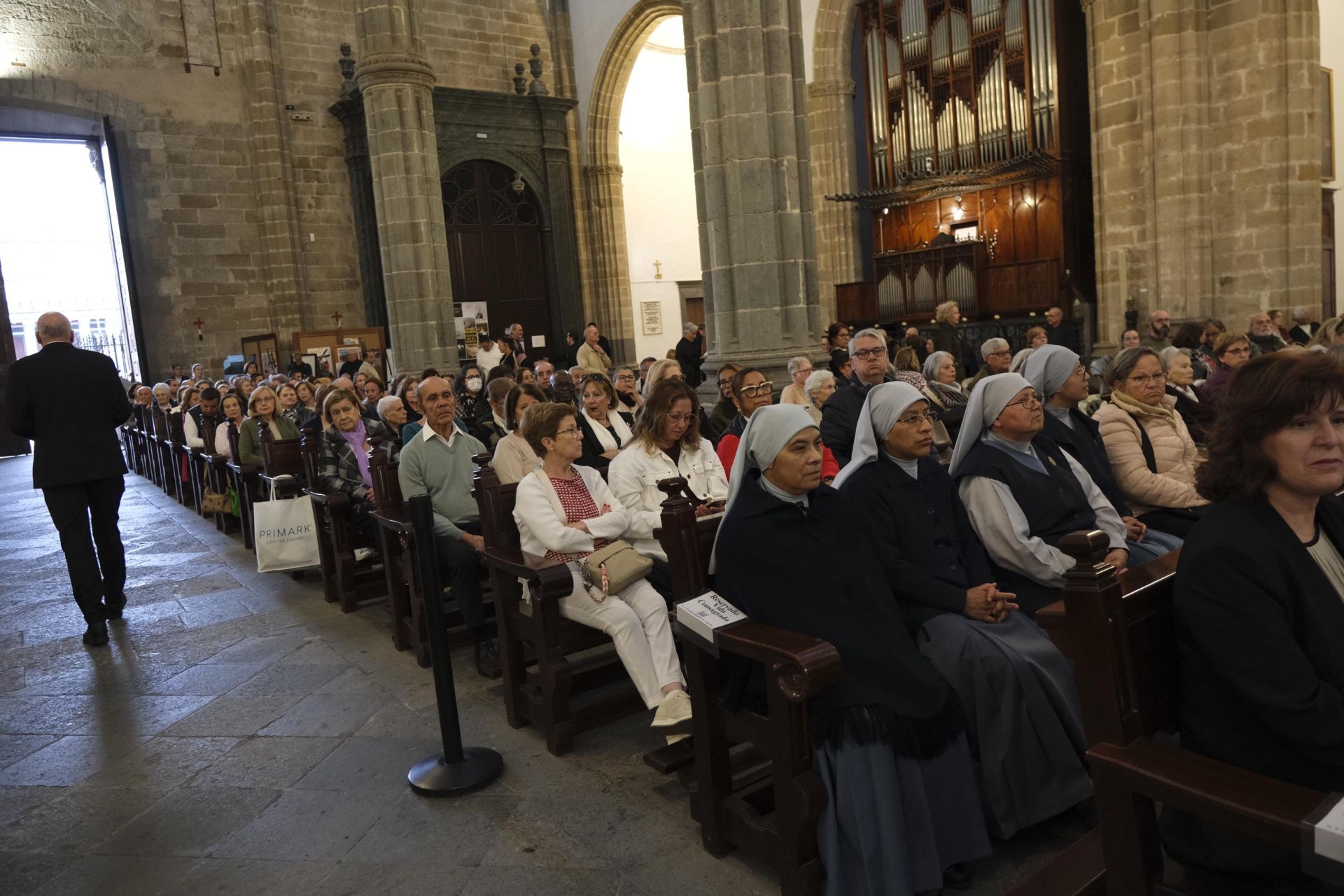 La misa funeral por el papa Francisco en Las Palmas de Gran Canaria, en imágenes