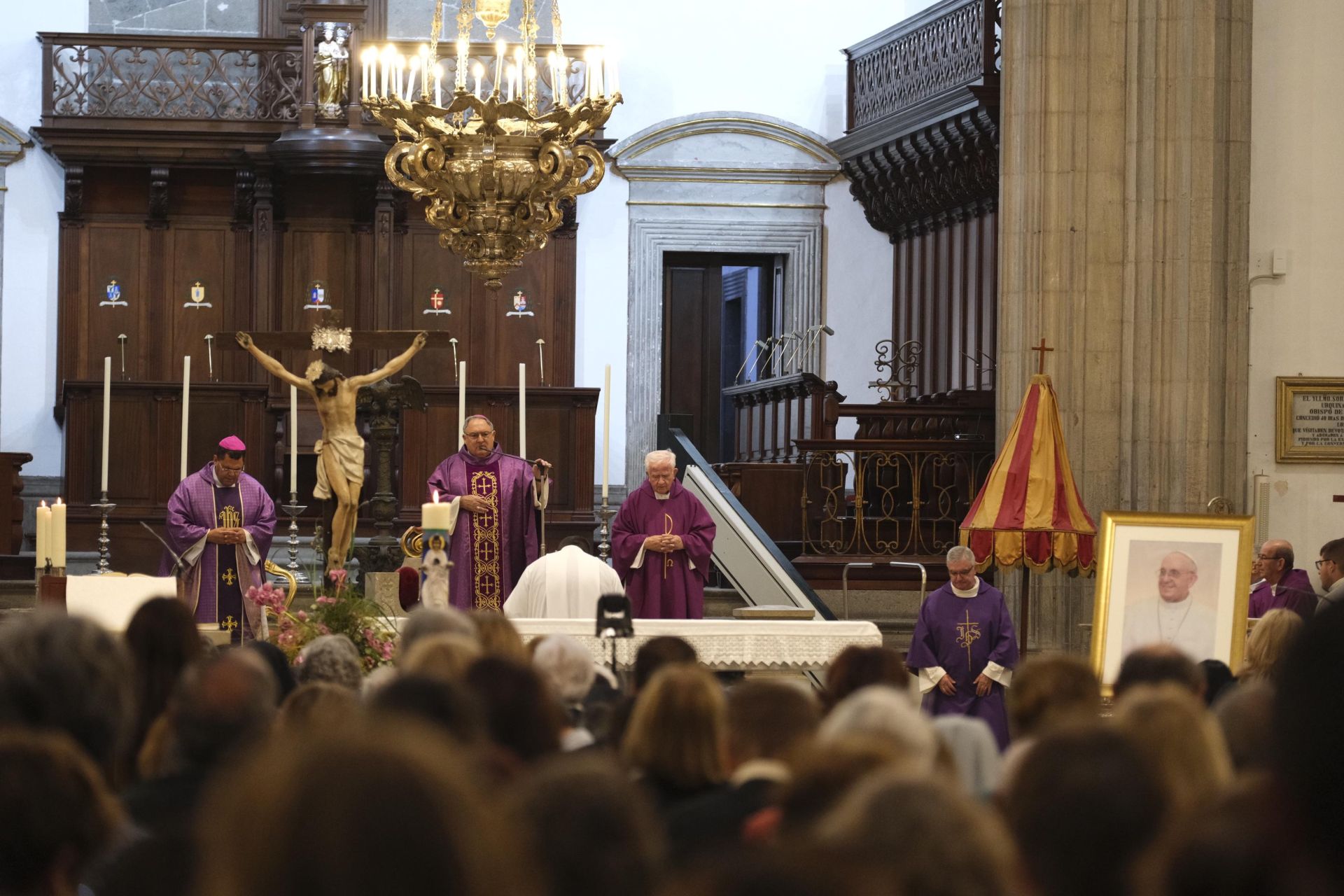 La misa funeral por el papa Francisco en Las Palmas de Gran Canaria, en imágenes