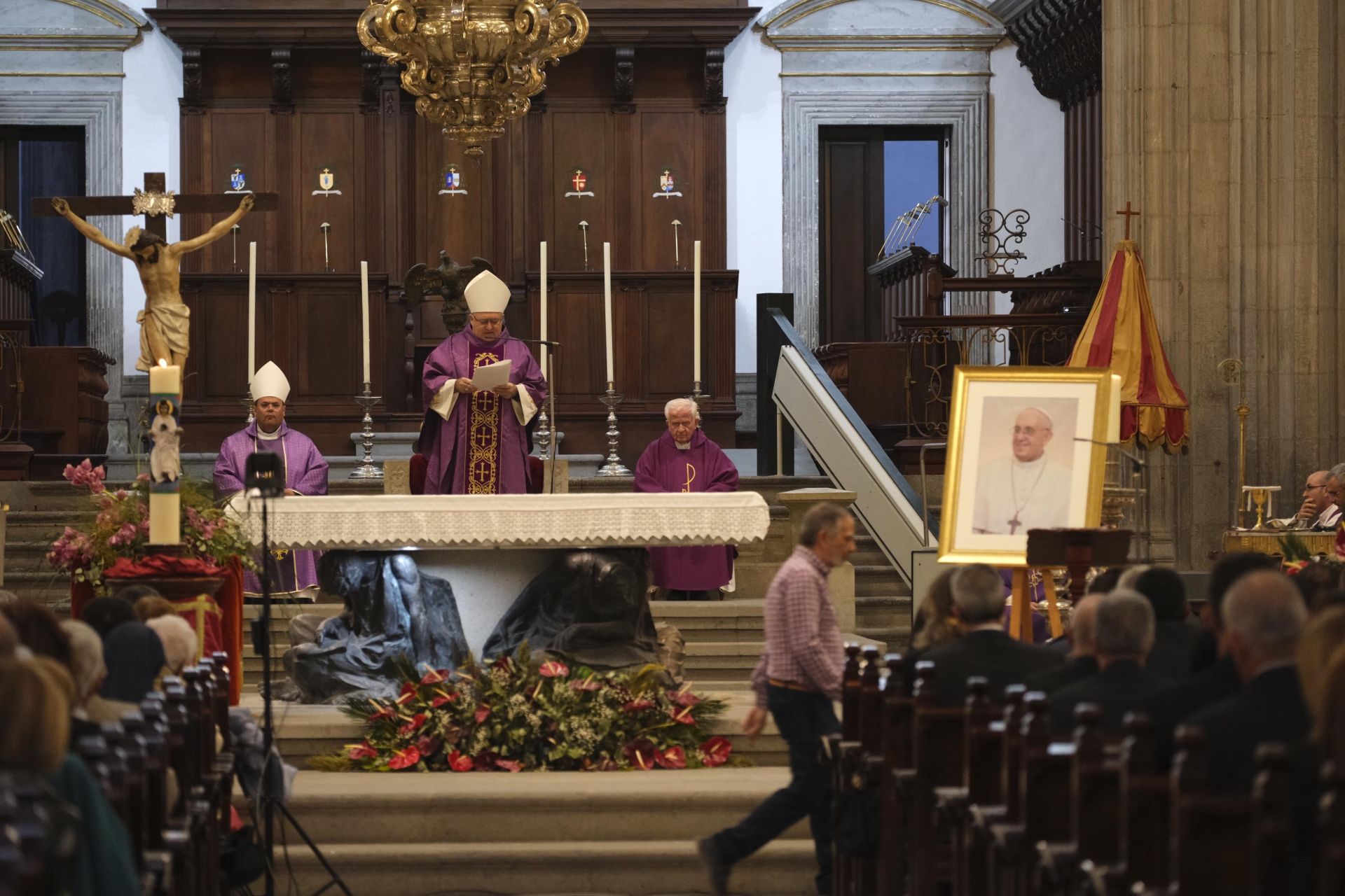 La misa funeral por el papa Francisco en Las Palmas de Gran Canaria, en imágenes