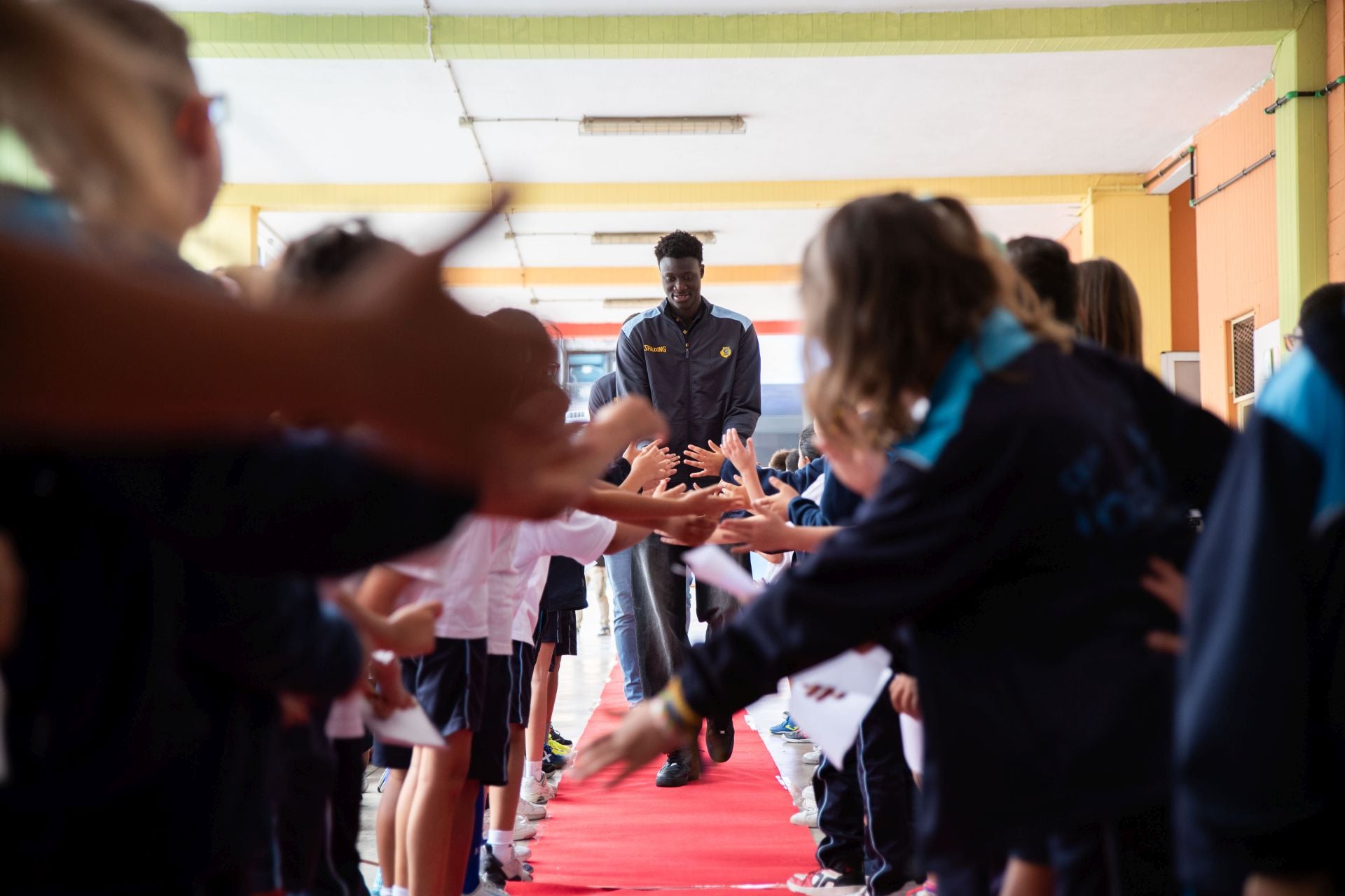 El Granca saca sonrisas a los más pequeños en el CEIP Iberia