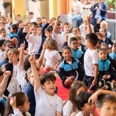 El Granca saca sonrisas a los más pequeños en el CEIP Iberia