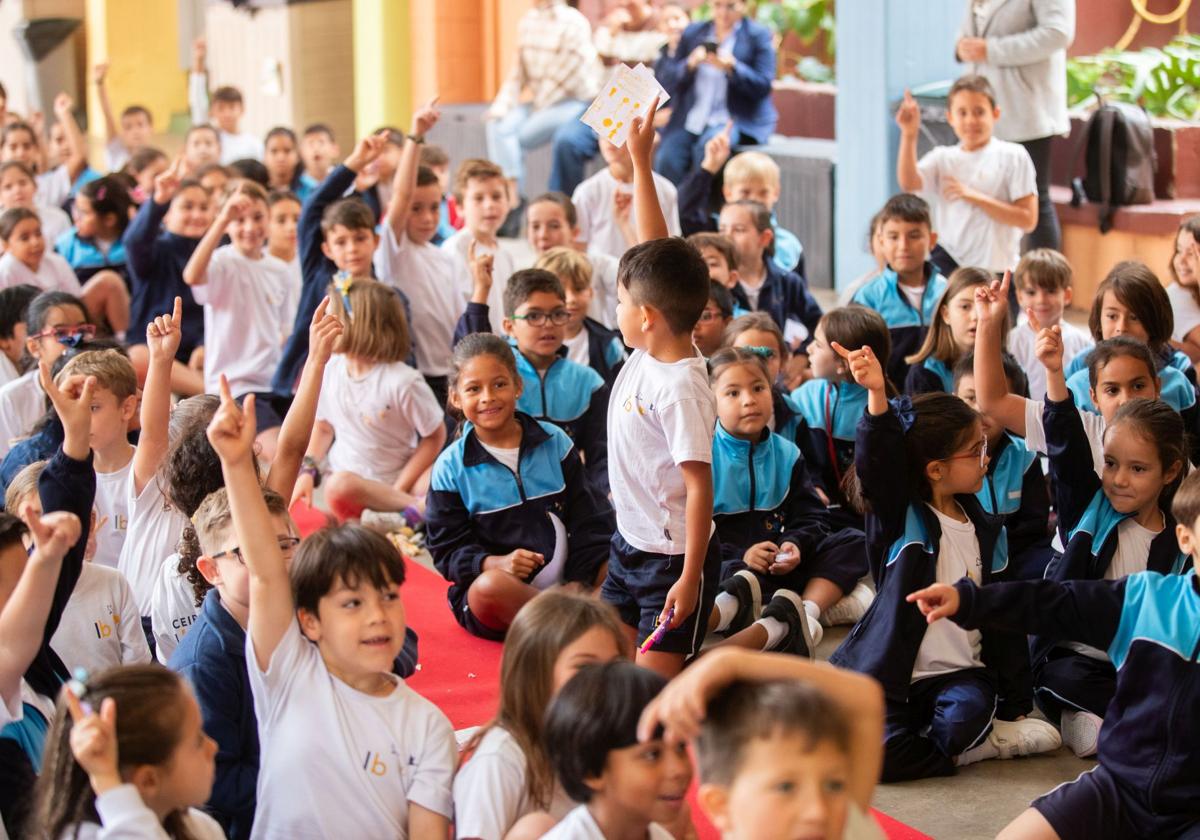 El Granca saca sonrisas a los más pequeños en el CEIP Iberia