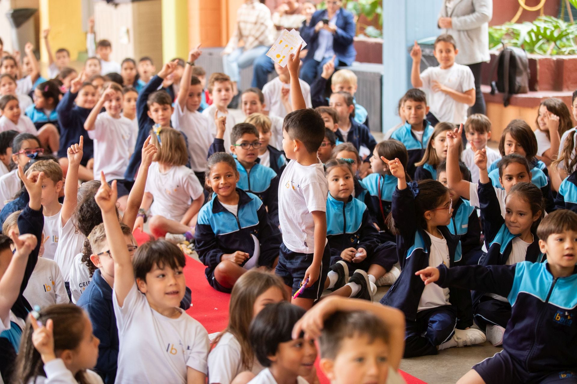 El Granca saca sonrisas a los más pequeños en el CEIP Iberia
