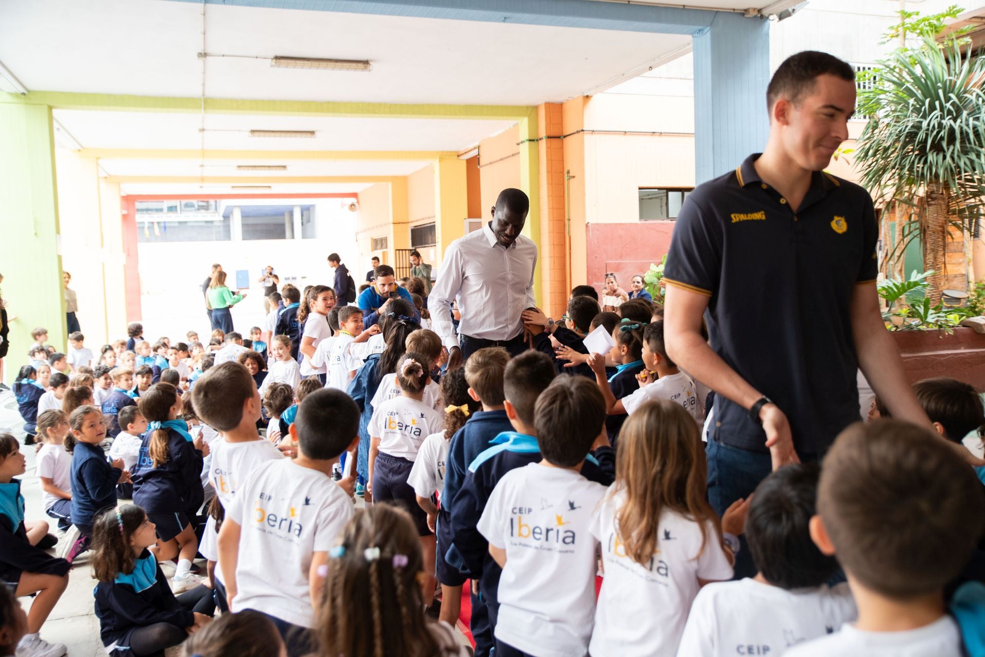 El Granca saca sonrisas a los más pequeños en el CEIP Iberia
