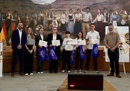 Alumnado del IES Doctoral, ganador del debate, junto a las autoridades.